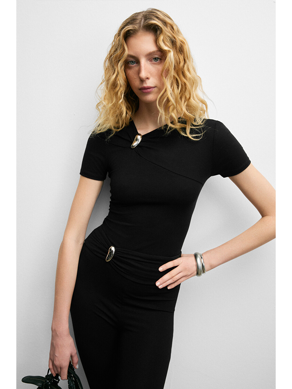 Fasley Kadın Yumuşak Ve Esnek Kumaşlı Toka Detaylı Slim Fit Siyah Bluz-3