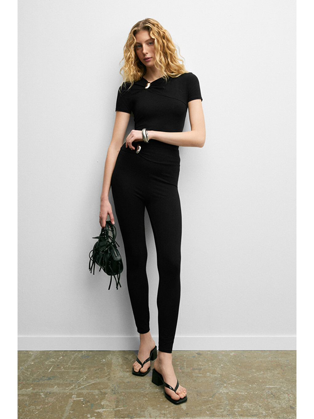 Fasley Kadın Yumuşak Ve Esnek Kumaşlı Toka Detaylı Slim Fit Siyah Bluz-4