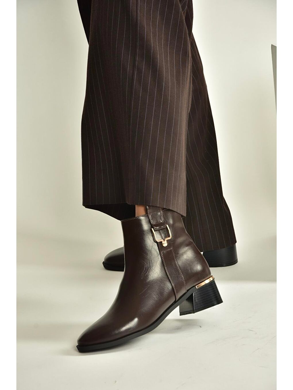 Kahverengi Kadın Bot V518978809-1