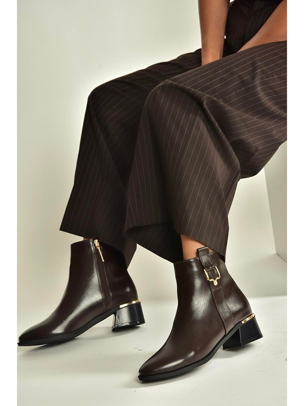 Kahverengi Kadın Bot V518978809-2