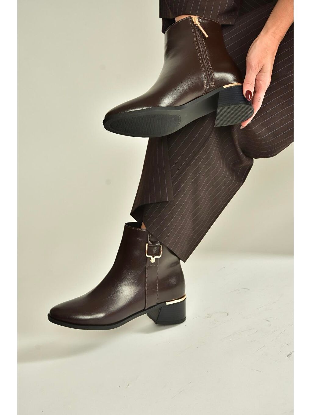 Kahverengi Kadın Bot V518978809-4