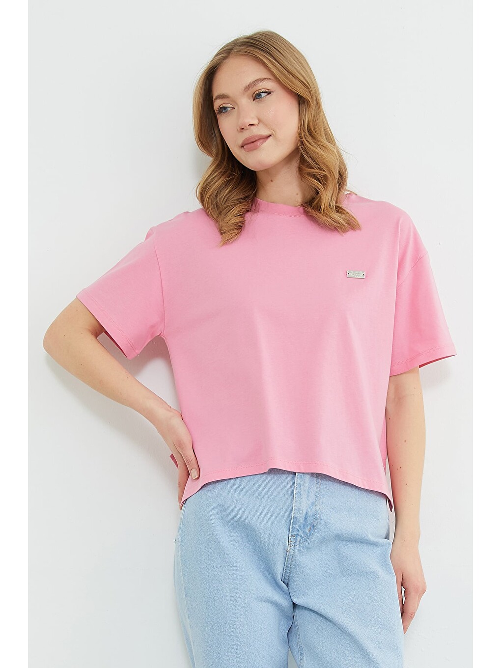 Pembe Metal Aksesuarlı Bisiklet Yaka Yırtmaçlı Tişört-1