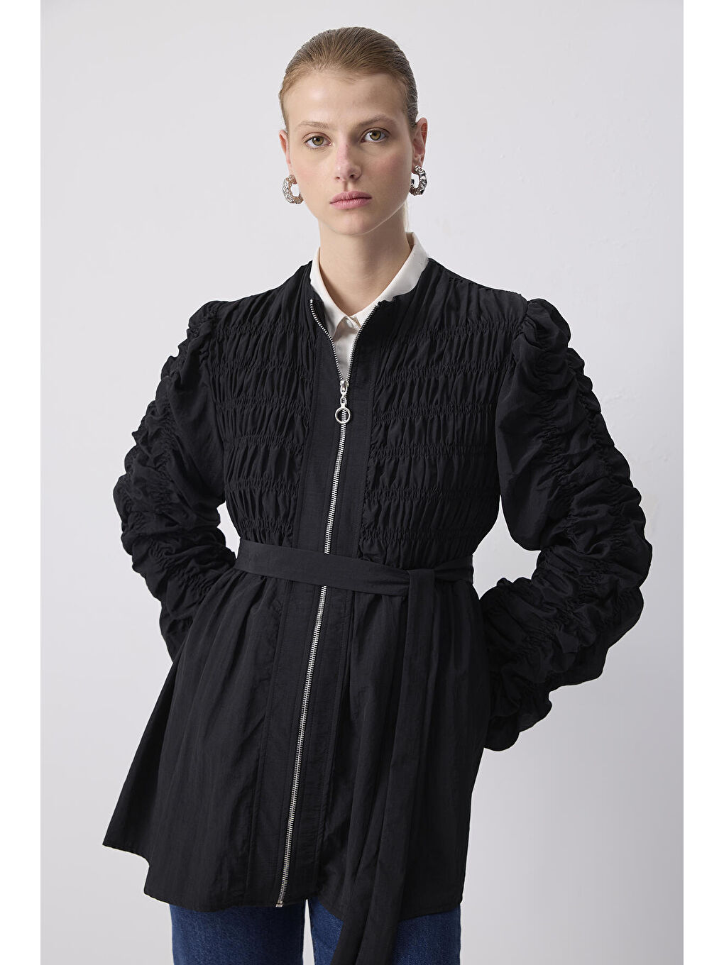 Siyah Büzgülü Fermuarlı Mikro Ceket-1