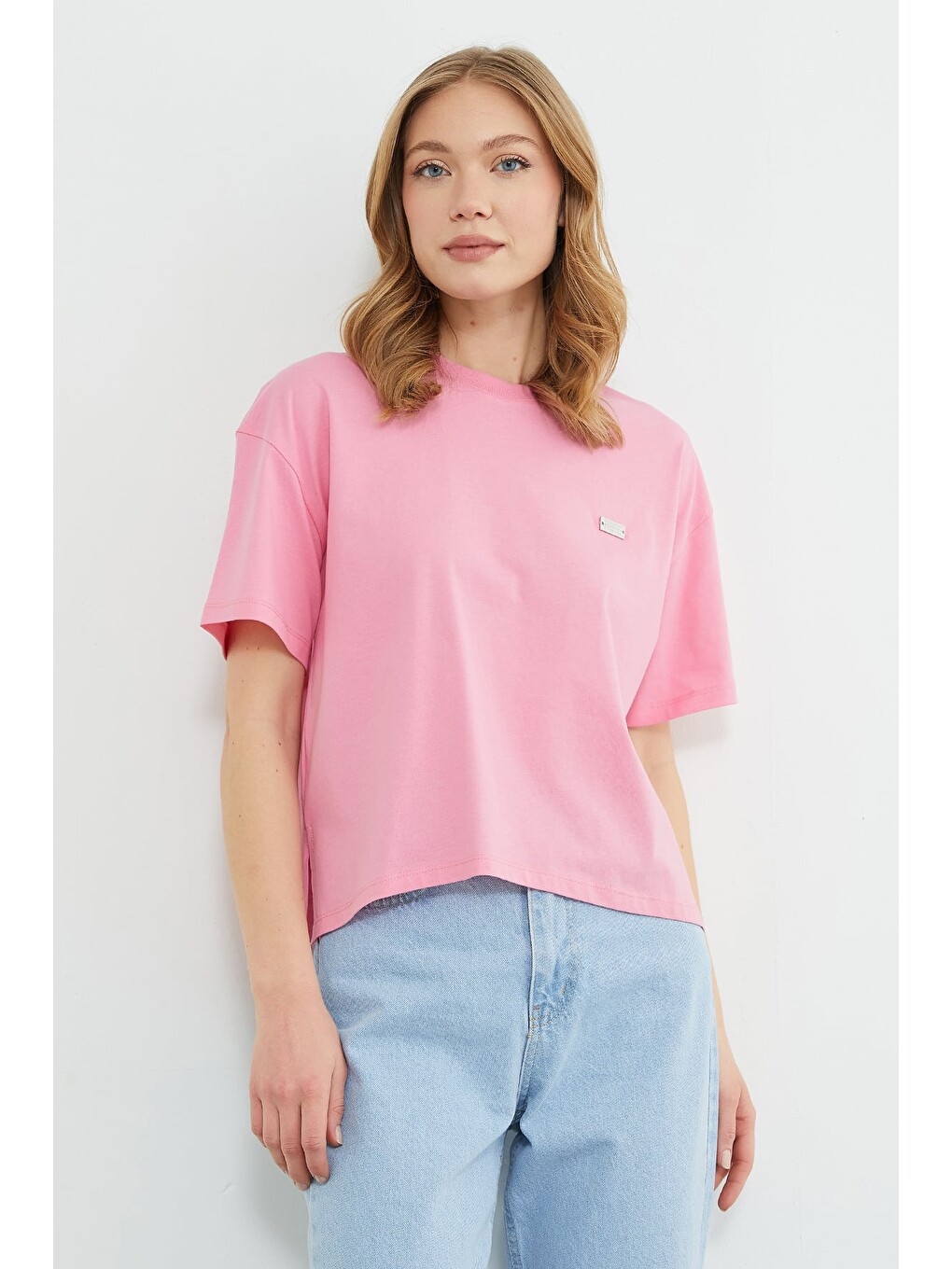 Pembe Metal Aksesuarlı Bisiklet Yaka Yırtmaçlı Tişört-2