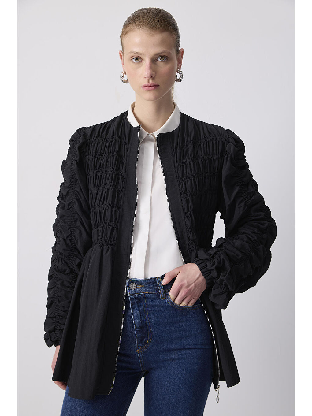 Siyah Büzgülü Fermuarlı Mikro Ceket-2