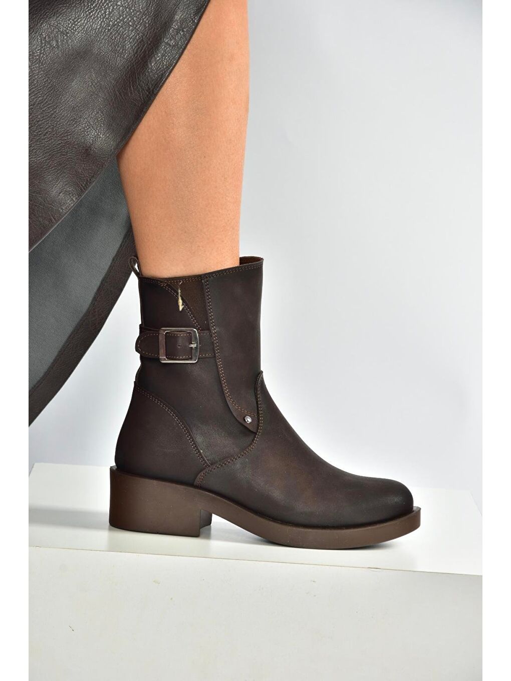 Kahverengi Kadın Bot V674121309-2