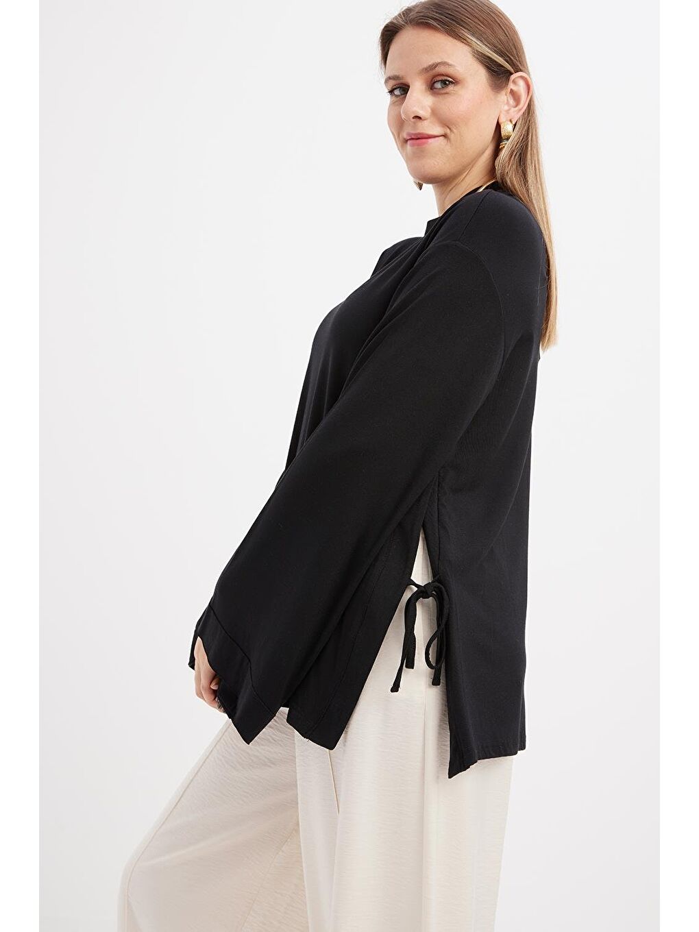 Siyah-Yandan Yırtmaçlı Bağlama Detaylı Elastanlı Modal Tunik