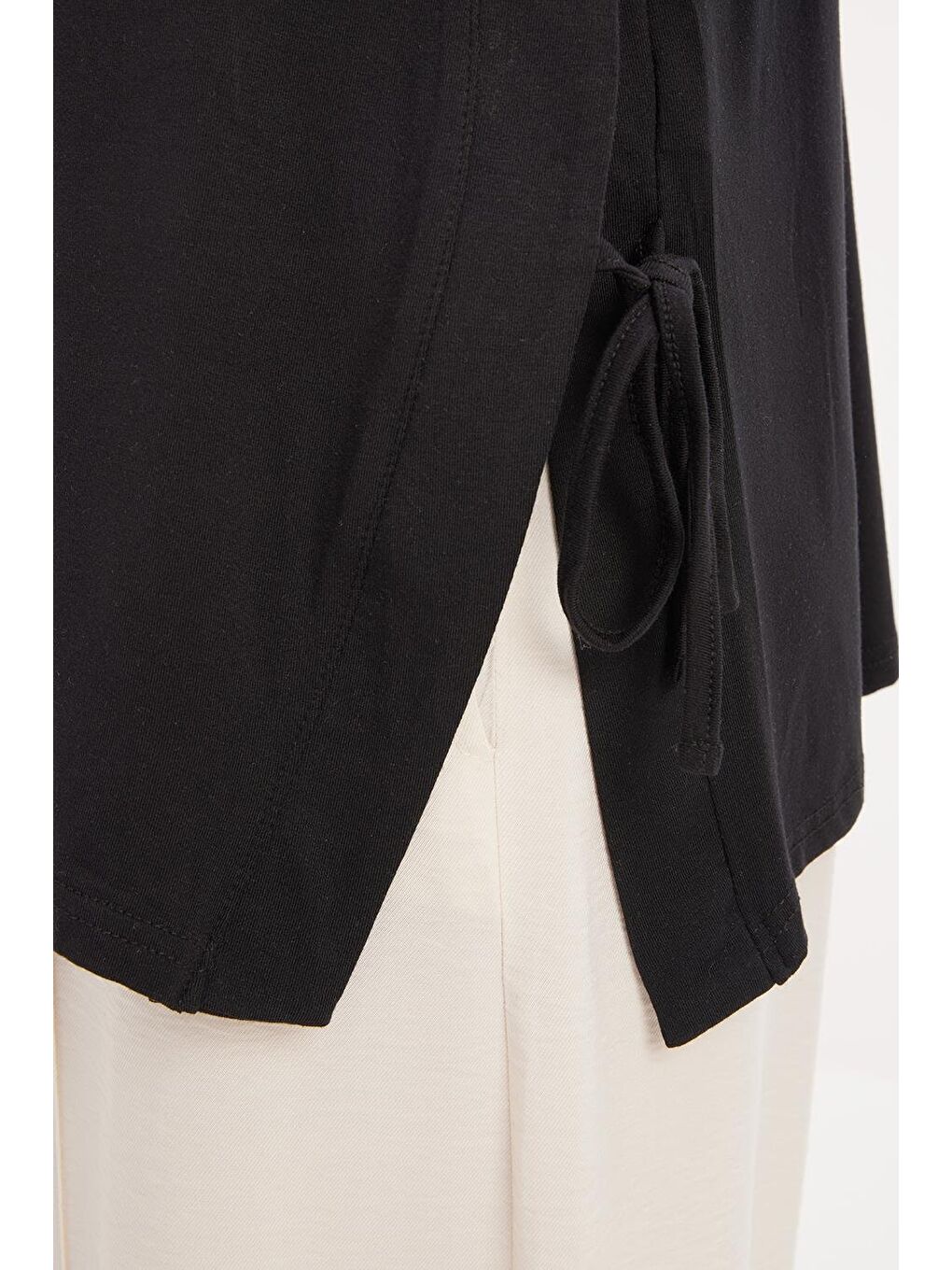 Siyah-Yandan Yırtmaçlı Bağlama Detaylı Elastanlı Modal Tunik-4