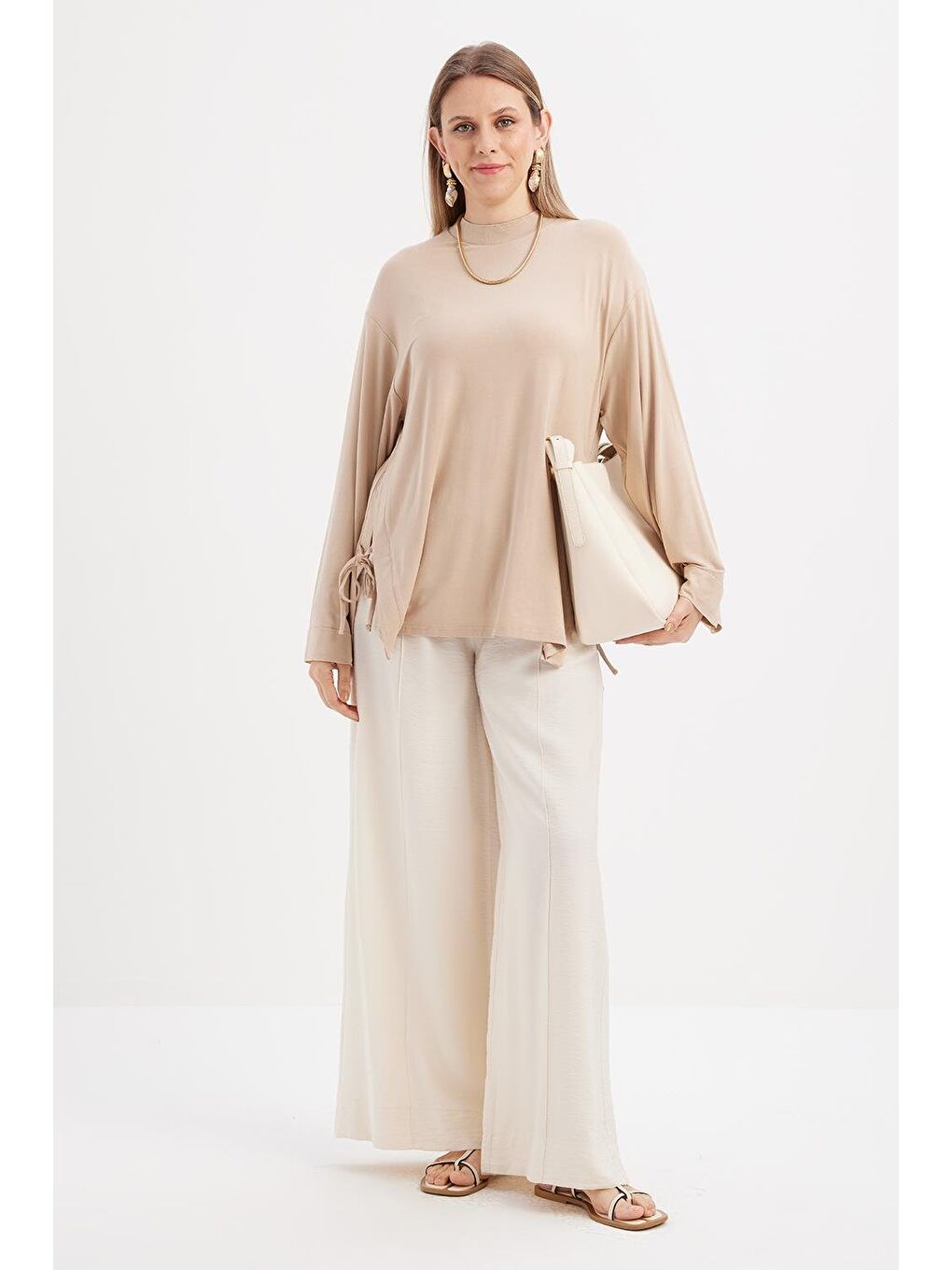 Bej-Yandan Yırtmaçlı Bağlama Detaylı Elastanlı Modal Tunik
