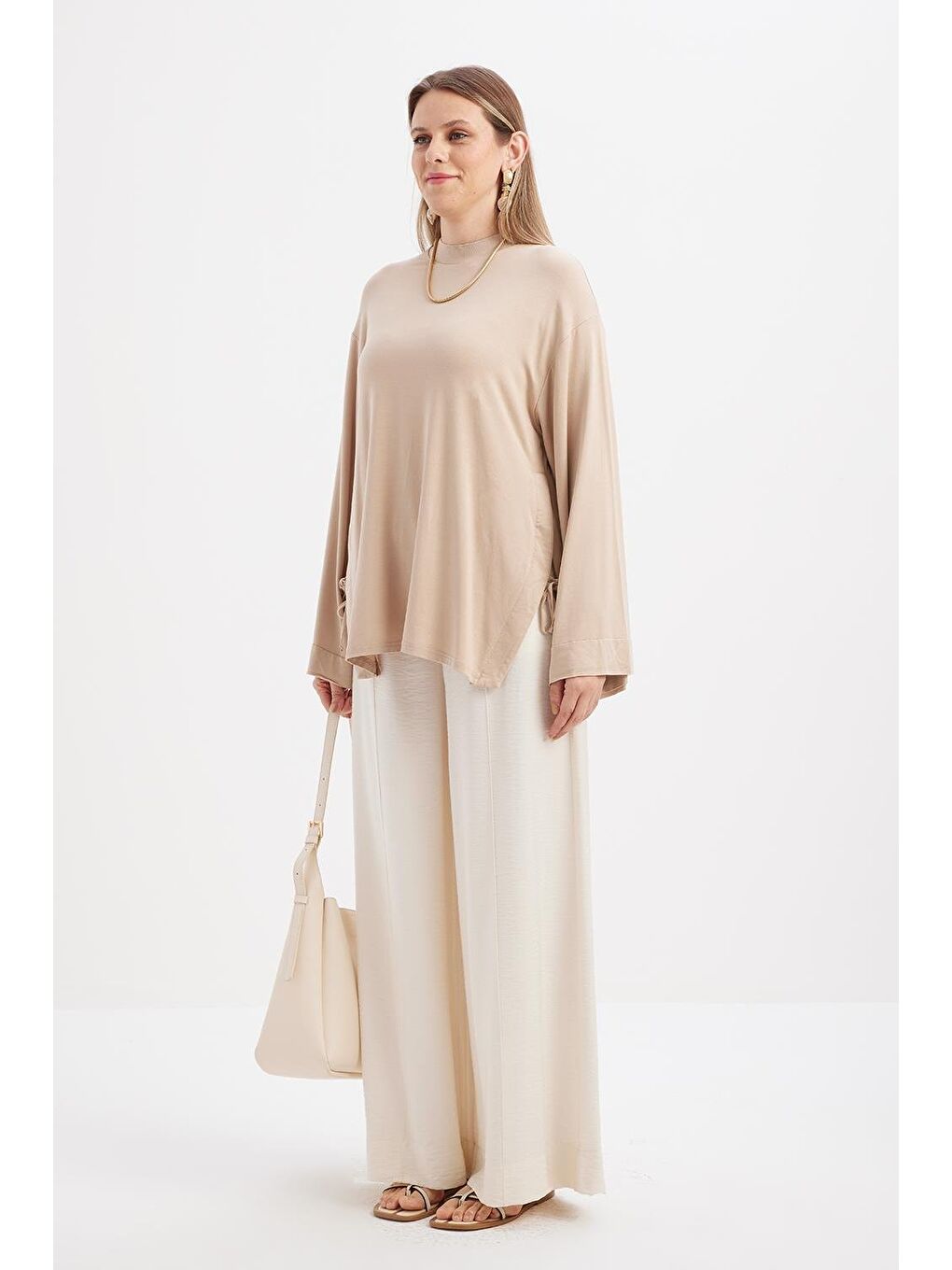 Bej-Yandan Yırtmaçlı Bağlama Detaylı Elastanlı Modal Tunik-1