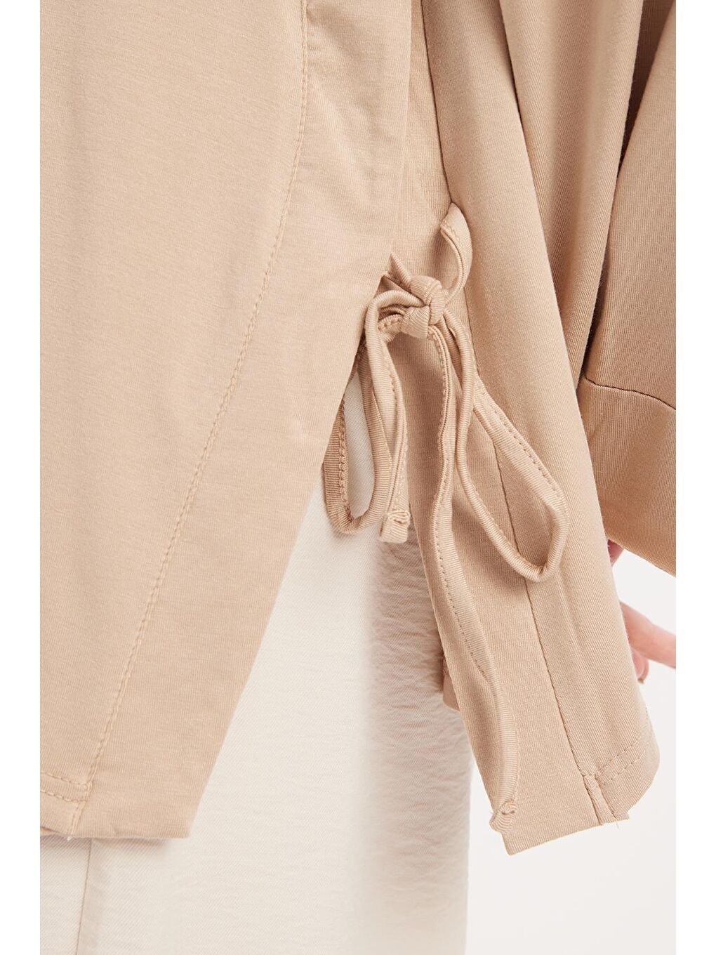 Bej-Yandan Yırtmaçlı Bağlama Detaylı Elastanlı Modal Tunik-4