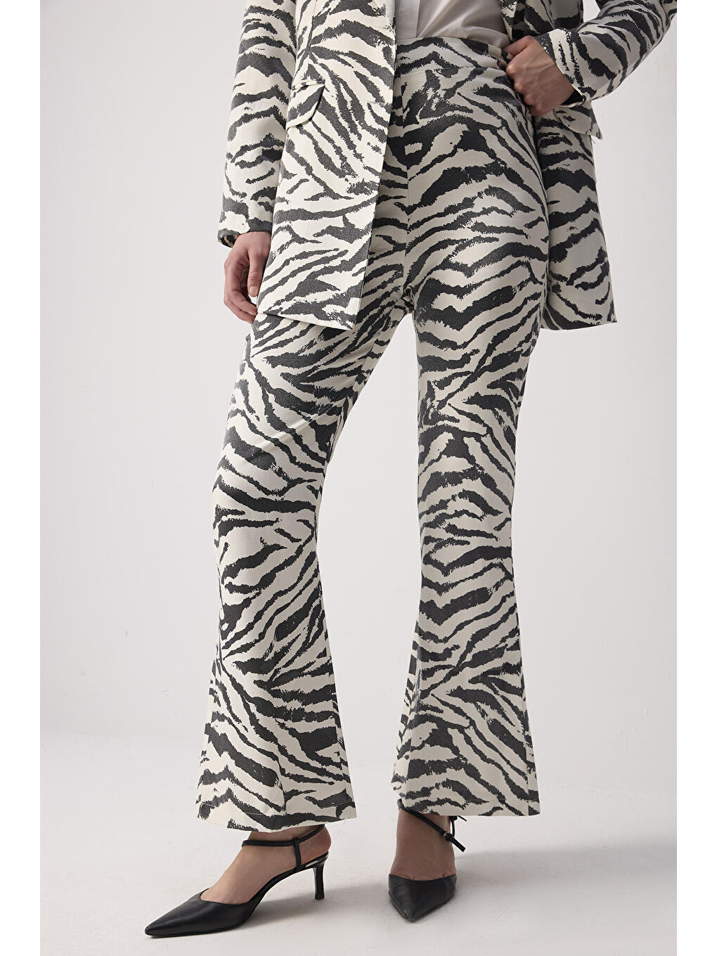 Siyah Desenli Kemer Detaylı Ceket Pantolon Takım-4