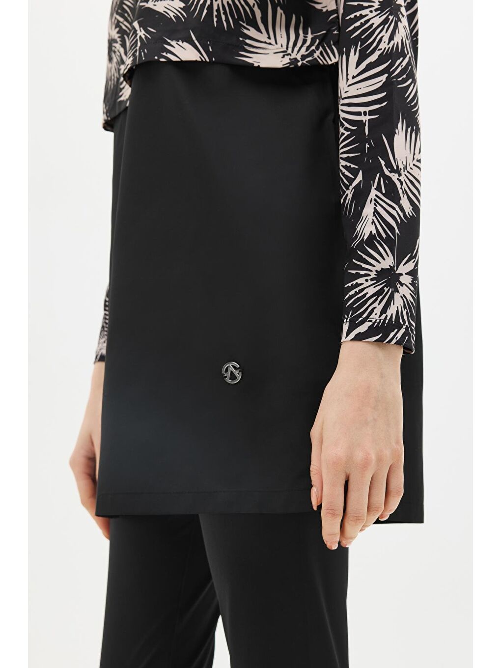 Modern Desen Detaylı Tam Kapalı Tesettür Mayo 4111 Siyah/Çiçekli-4