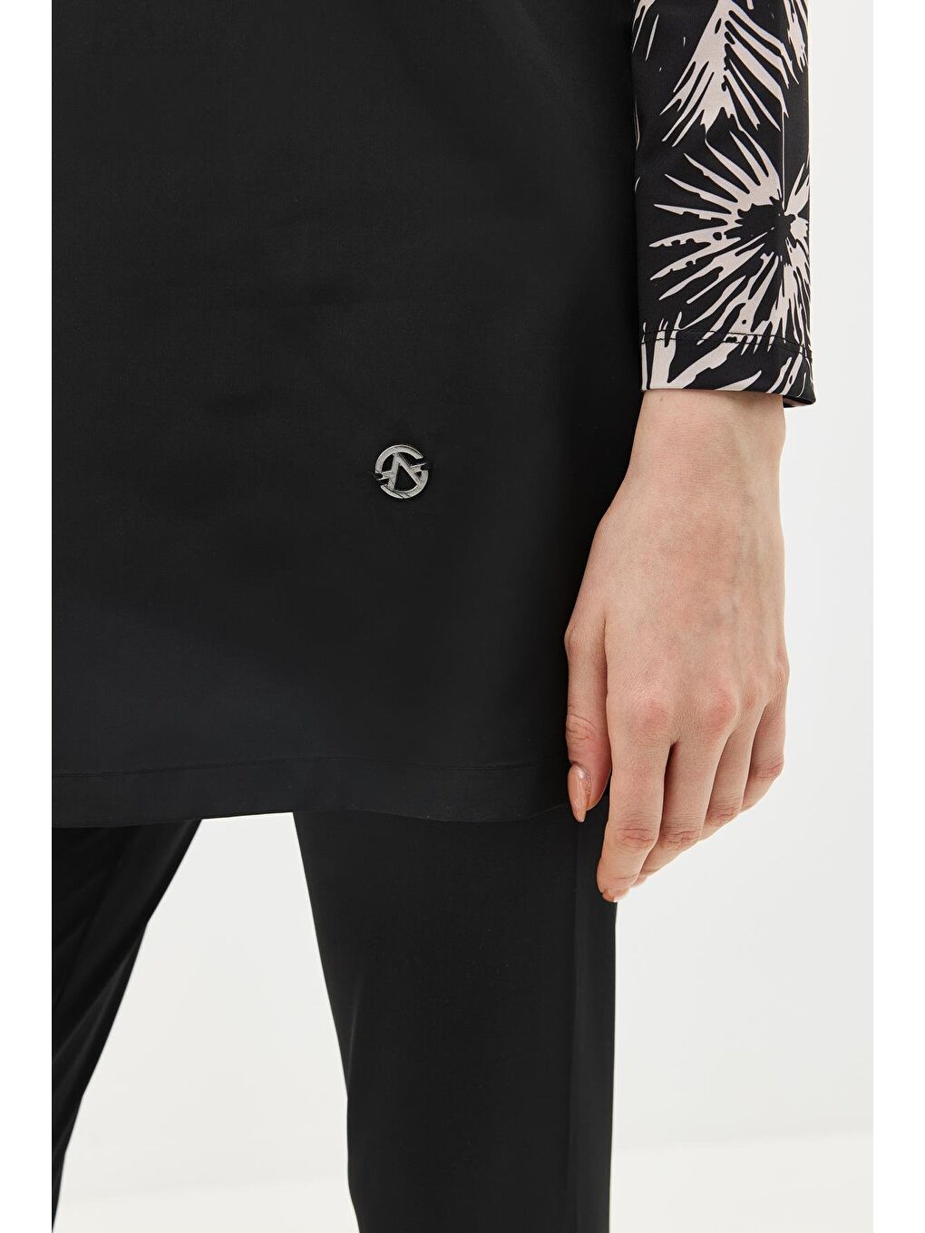 Modern Desen Detaylı Tam Kapalı Tesettür Mayo 4111 Siyah/Çiçekli-6