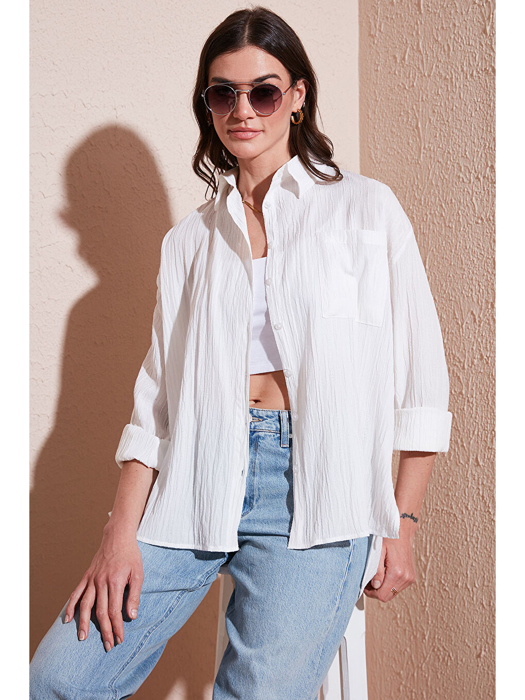 Beyaz Regular Fit Tek Cepli Önü Kısa Arkası Uzun Krinkıl Kadın Gömlek 6772752