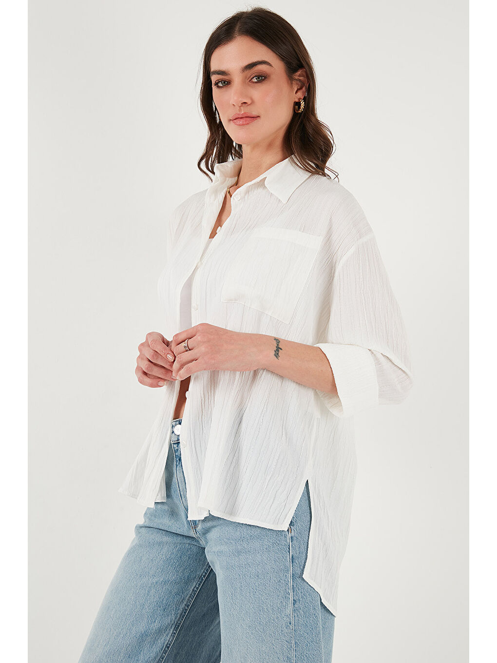 Beyaz Regular Fit Tek Cepli Önü Kısa Arkası Uzun Krinkıl Kadın Gömlek 6772752-1