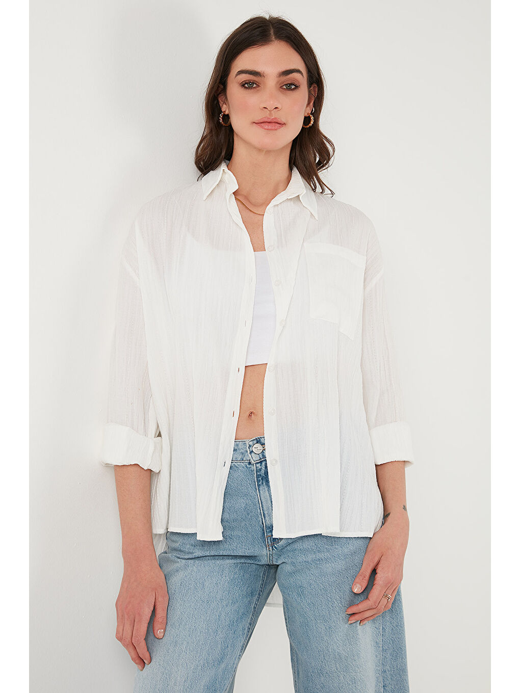 Beyaz Regular Fit Tek Cepli Önü Kısa Arkası Uzun Krinkıl Kadın Gömlek 6772752-3