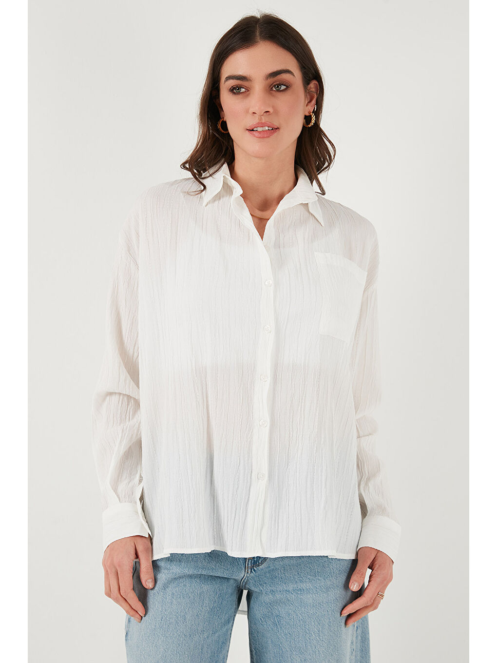 Beyaz Regular Fit Tek Cepli Önü Kısa Arkası Uzun Krinkıl Kadın Gömlek 6772752-4