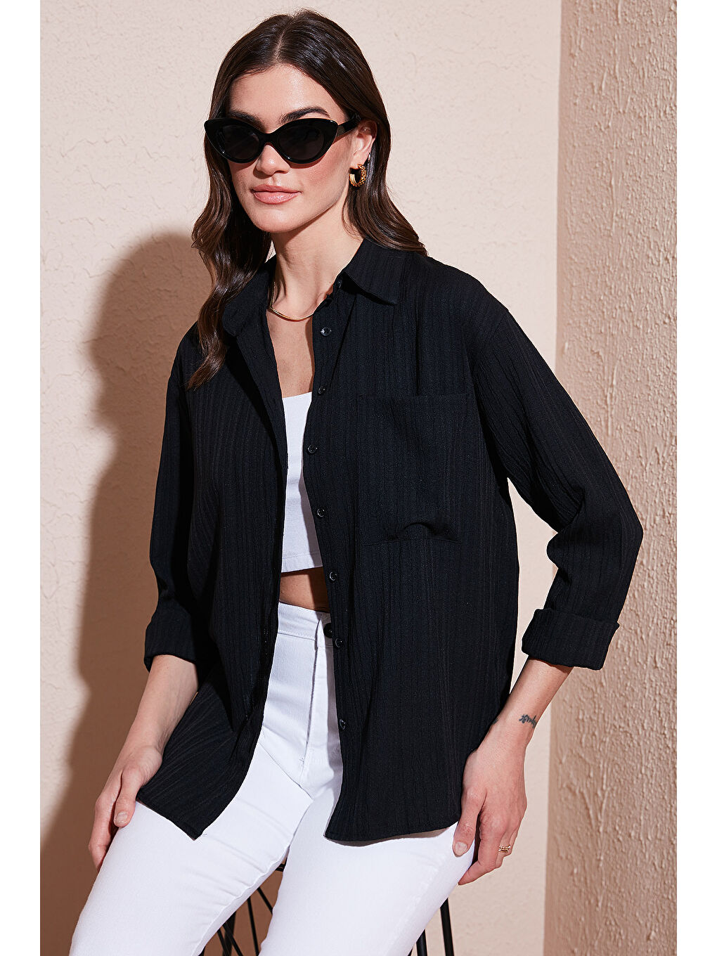 Siyah Regular Fit Tek Cepli Önü Kısa Arkası Uzun Krinkıl Kadın Gömlek 6772752