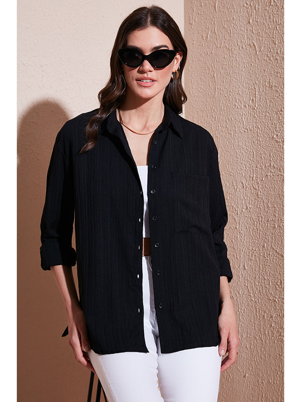 Siyah Regular Fit Tek Cepli Önü Kısa Arkası Uzun Krinkıl Kadın Gömlek 6772752-1