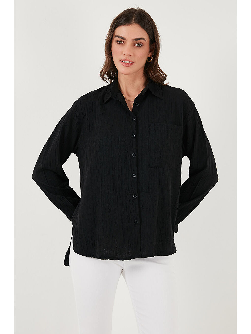 Siyah Regular Fit Tek Cepli Önü Kısa Arkası Uzun Krinkıl Kadın Gömlek 6772752-4