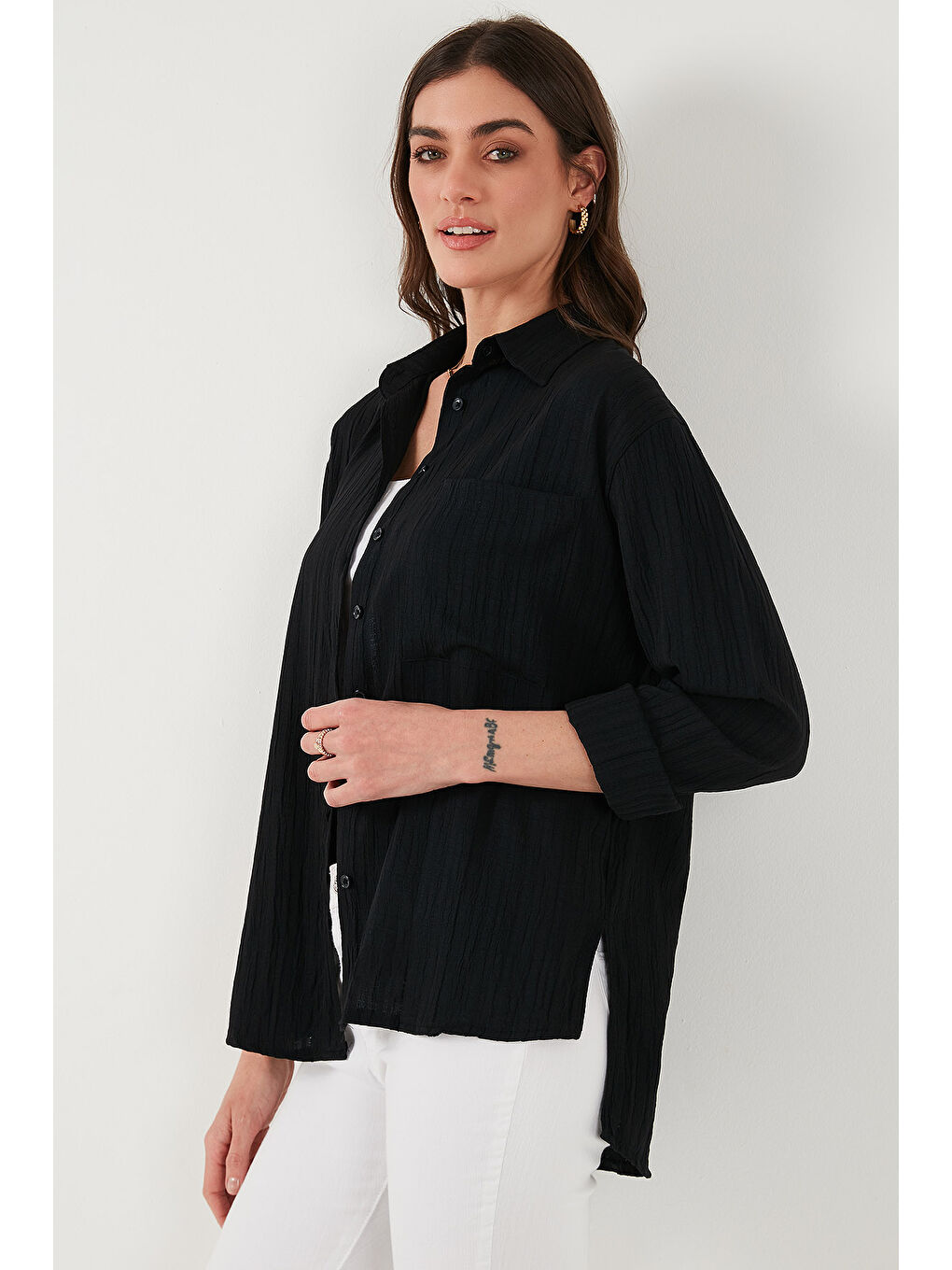 Siyah Regular Fit Tek Cepli Önü Kısa Arkası Uzun Krinkıl Kadın Gömlek 6772752-5