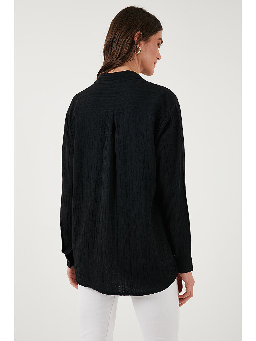 Siyah Regular Fit Tek Cepli Önü Kısa Arkası Uzun Krinkıl Kadın Gömlek 6772752-6