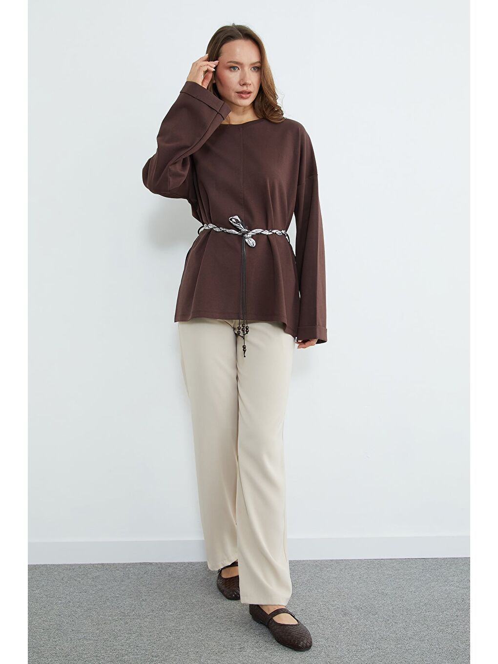 Kahverengi Kemerli Yırtmaçlı Geniş Kol Tunik-3