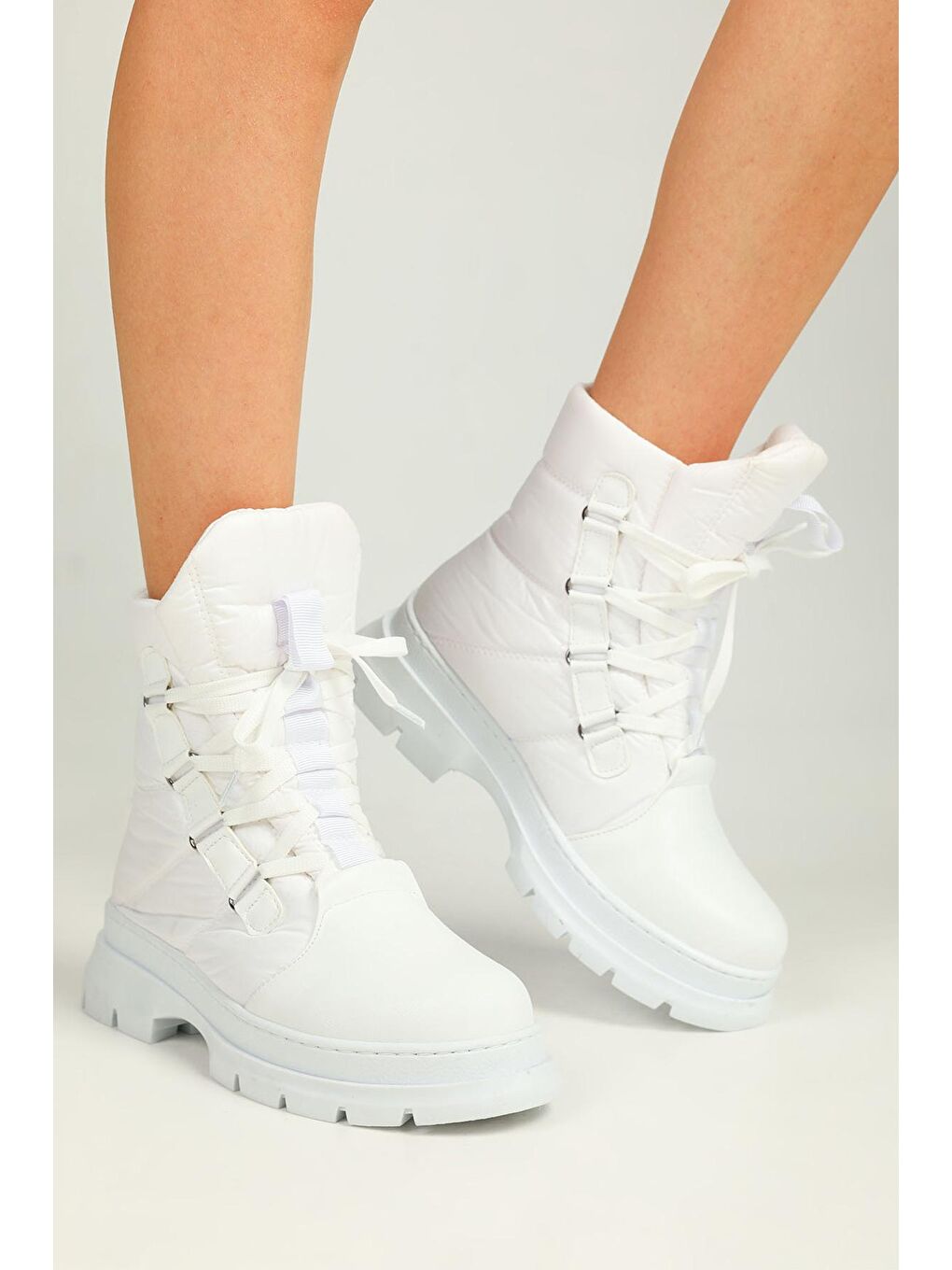 Beyaz Kadın Bağcıklı Paraşüt Bot