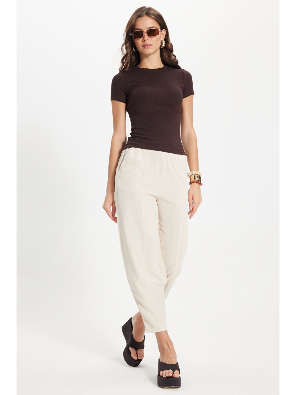 Kadın Slim Fit Dar Kesim Pamuklu Kısa Kollu Bisiklet Yaka Kahverengi Tişört-1