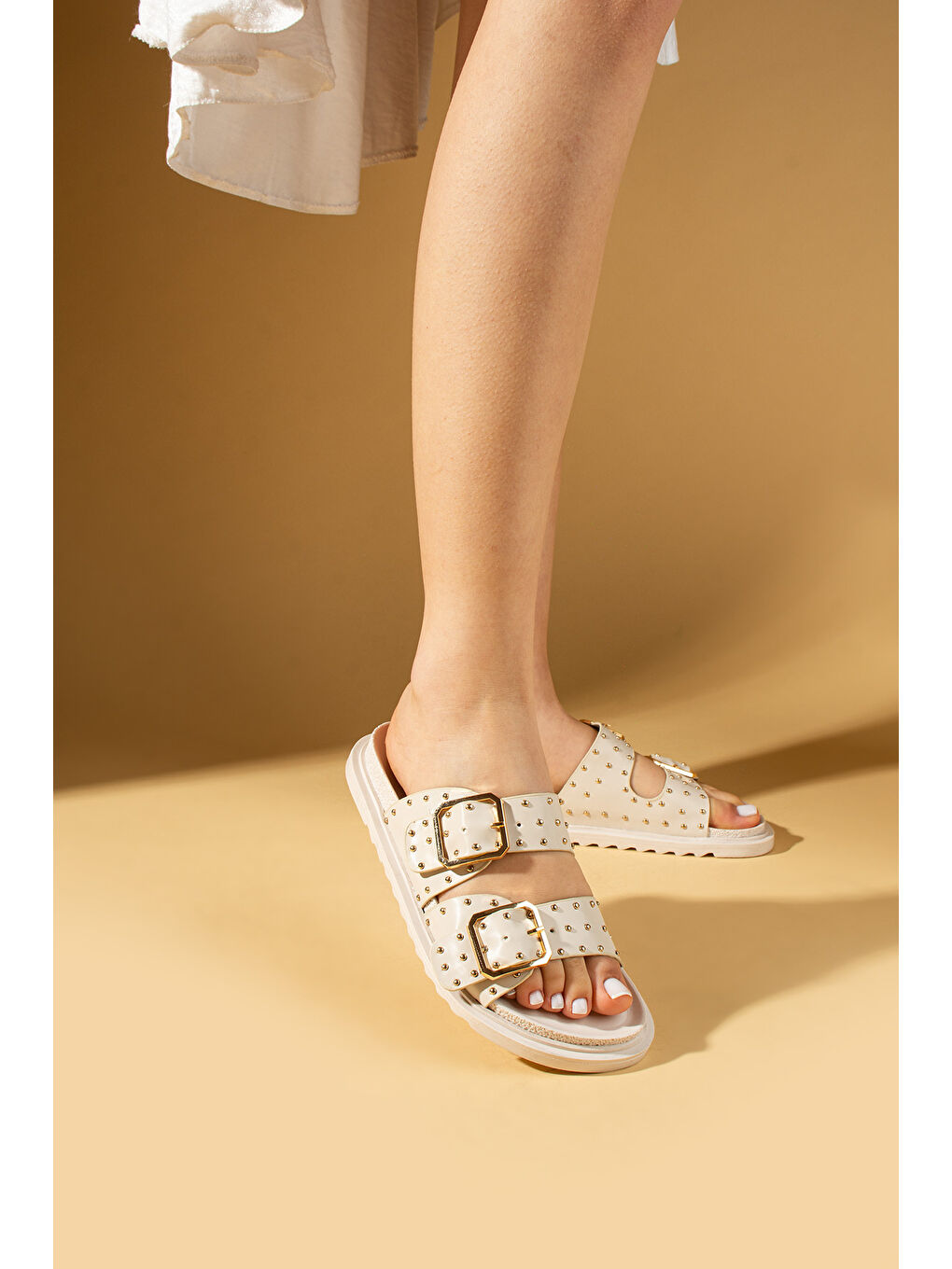 Bej Kare Tokalı Gold Zımbalı Rahat Taban Kadın Terlik 024-0800-25Cilt-1