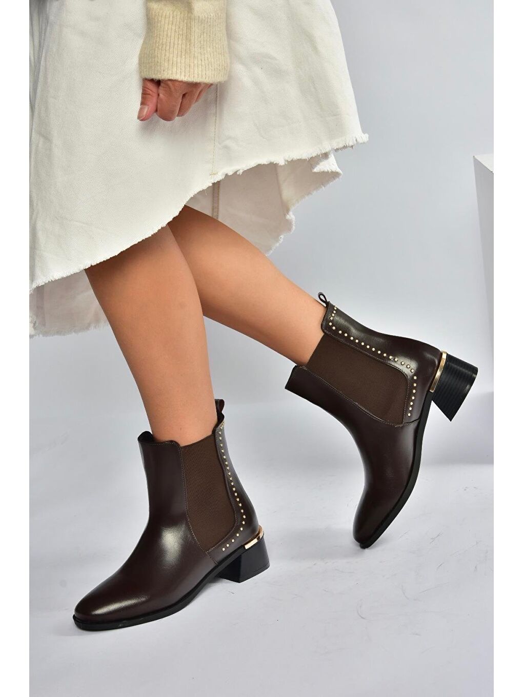 Kahverengi Kadın Bot V518978209-2
