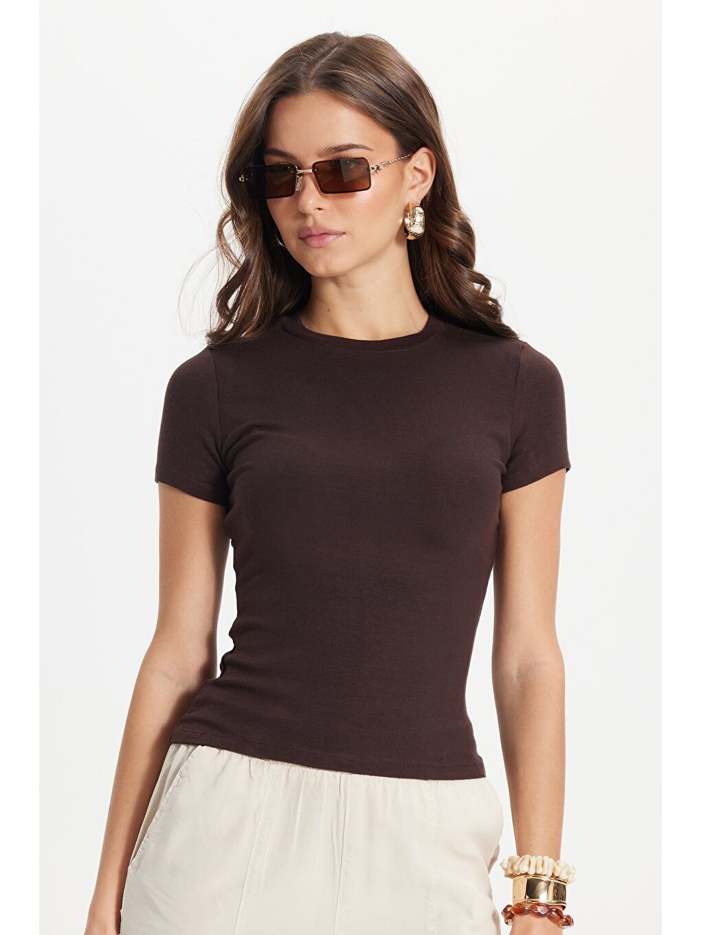 Kadın Slim Fit Dar Kesim Pamuklu Kısa Kollu Bisiklet Yaka Kahverengi Tişört-5