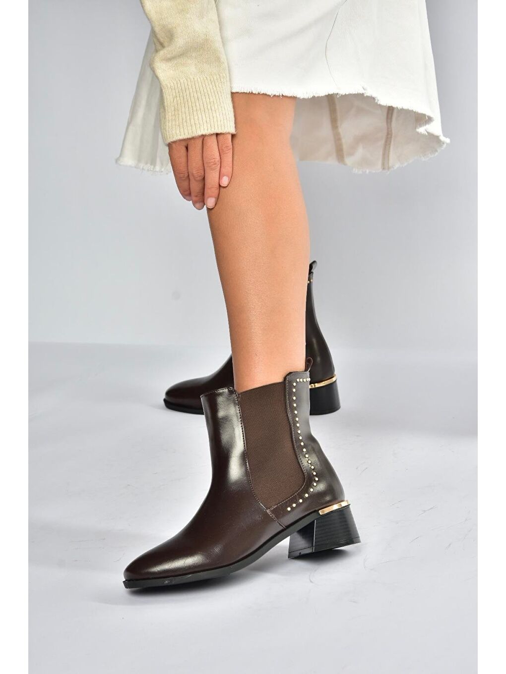 Kahverengi Kadın Bot V518978209-3