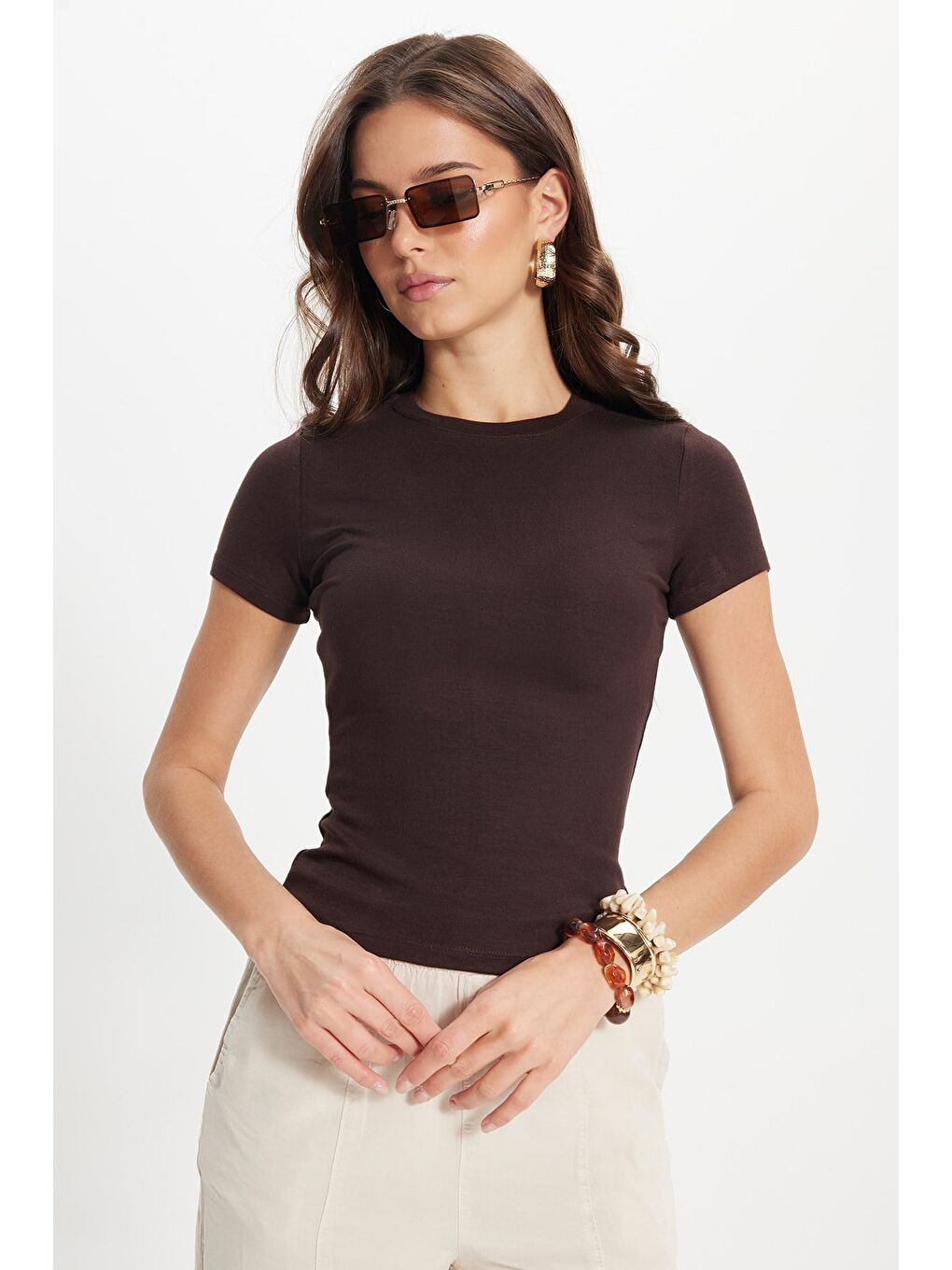 Kadın Slim Fit Dar Kesim Pamuklu Kısa Kollu Bisiklet Yaka Kahverengi Tişört-6
