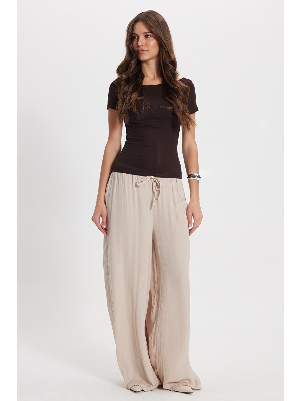 Kadın Slim Fit Dar Kesim Pamuklu Kayık Yaka Kısa Kollu Kahverengi Tişört-1