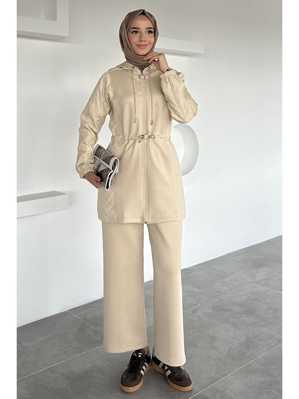 Bej Yan Kapitone Detaylı Kapüşonlu Tesettür Tunik Pantolon İkili Takım
