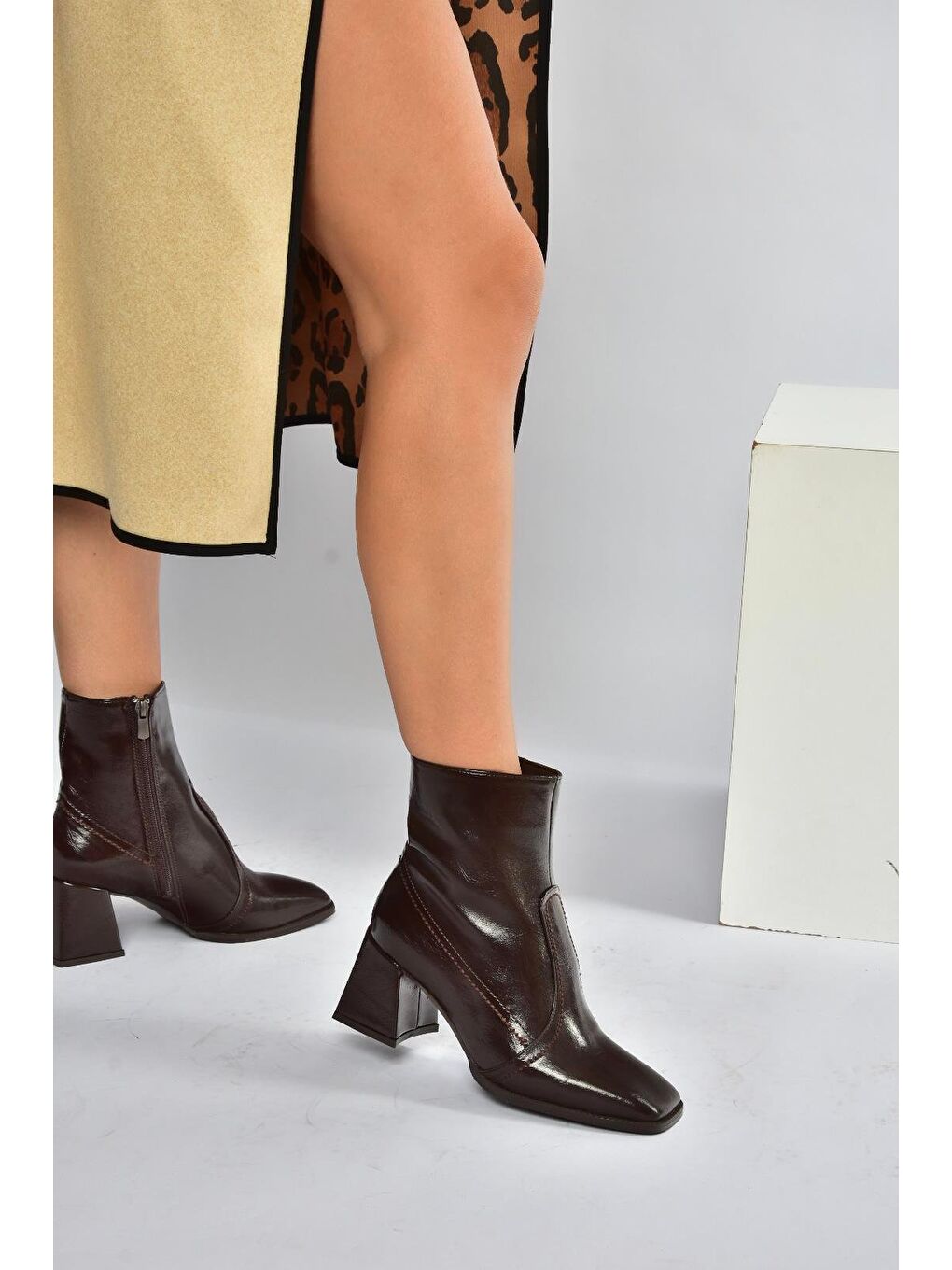 Kahverengi Kadın Bot V848256460-2