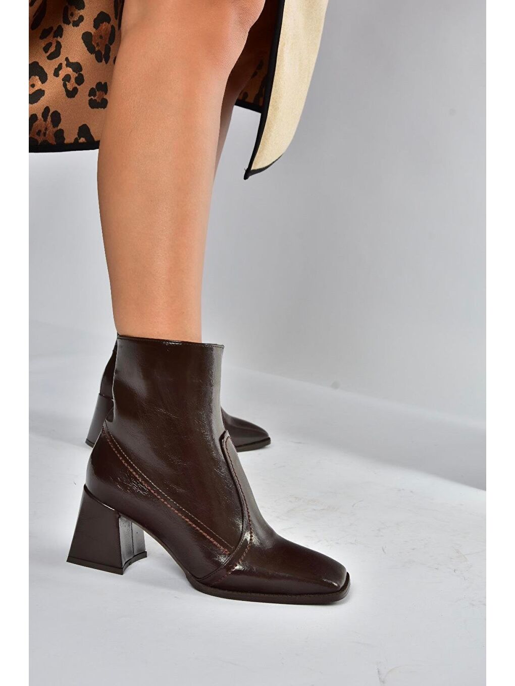 Kahverengi Kadın Bot V848256460-3