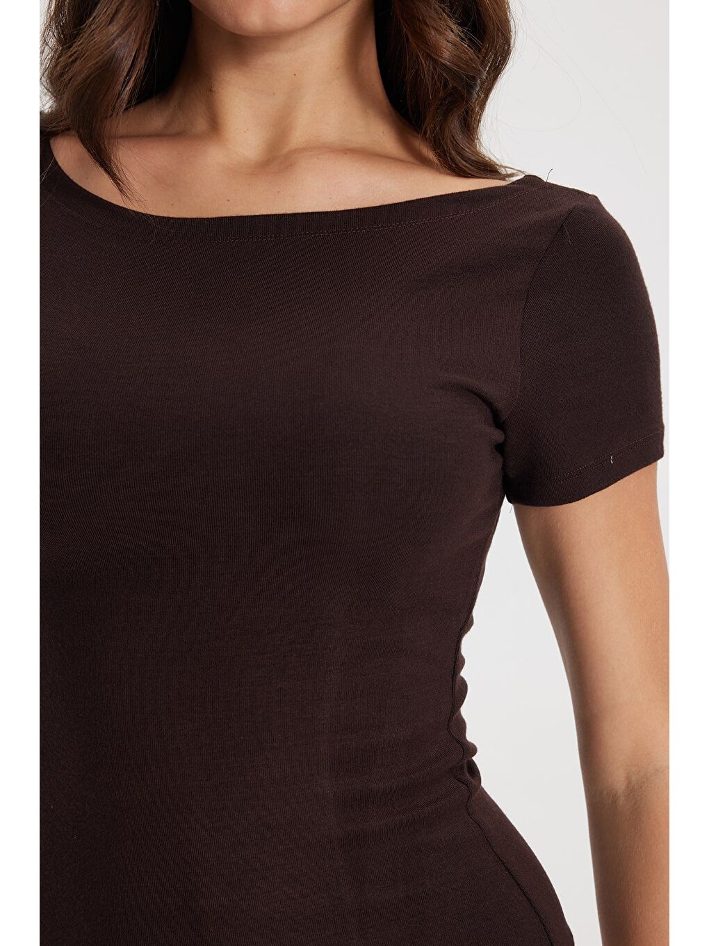 Kadın Slim Fit Dar Kesim Pamuklu Kayık Yaka Kısa Kollu Kahverengi Tişört-3