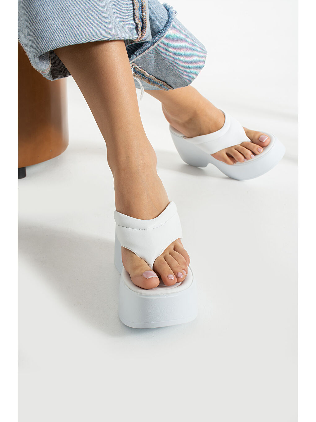 Beyaz Kadın Ortopedik Yüksek Tabanlı Parmak Arası Terlik (9,5Cm)-1