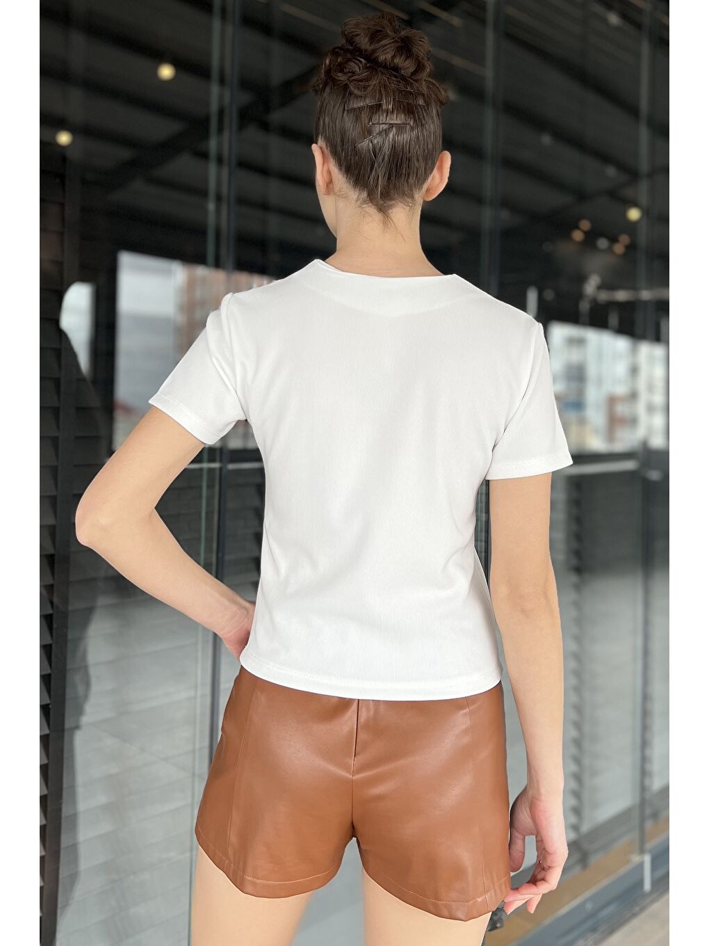 Beyaz Kadın Gold Toka Detaylı Kendinden Çizgi Desenli Bluz-3