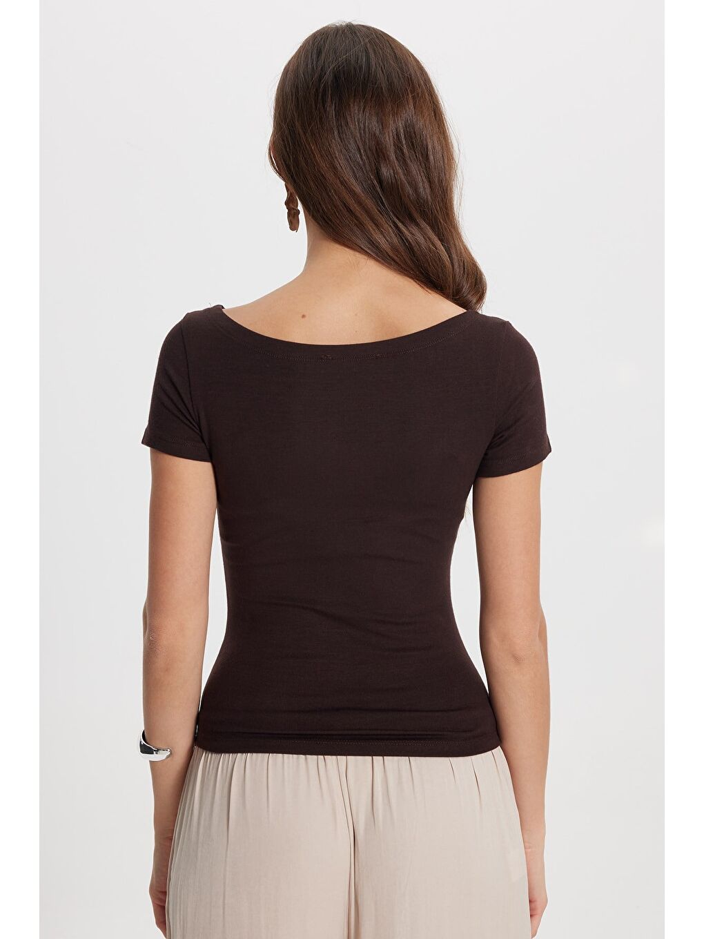 Kadın Slim Fit Dar Kesim Pamuklu Kayık Yaka Kısa Kollu Kahverengi Tişört-5