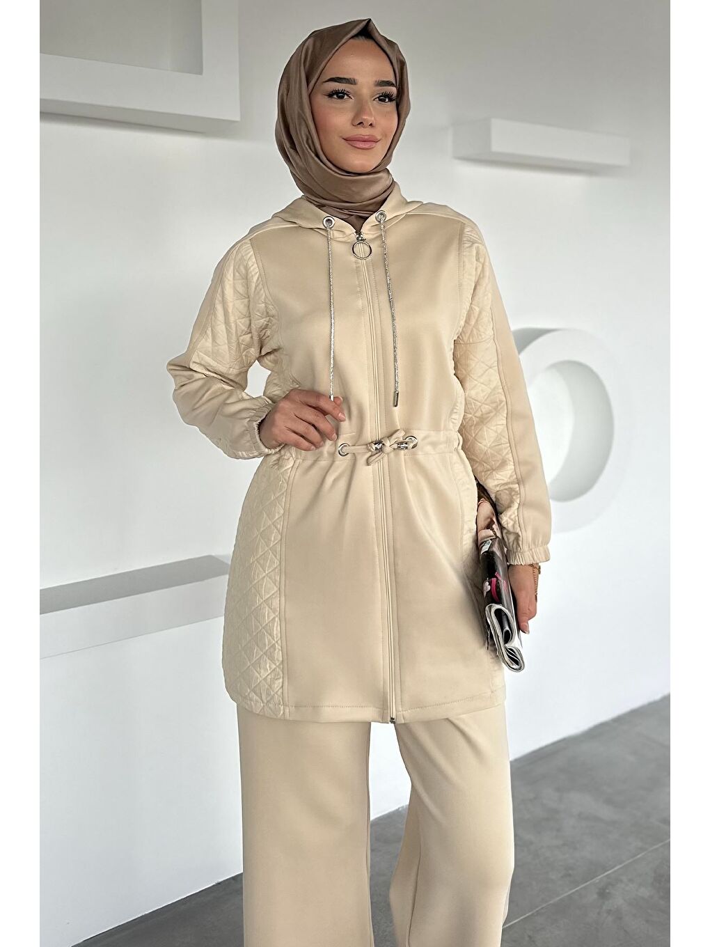 Bej Yan Kapitone Detaylı Kapüşonlu Tesettür Tunik Pantolon İkili Takım-4