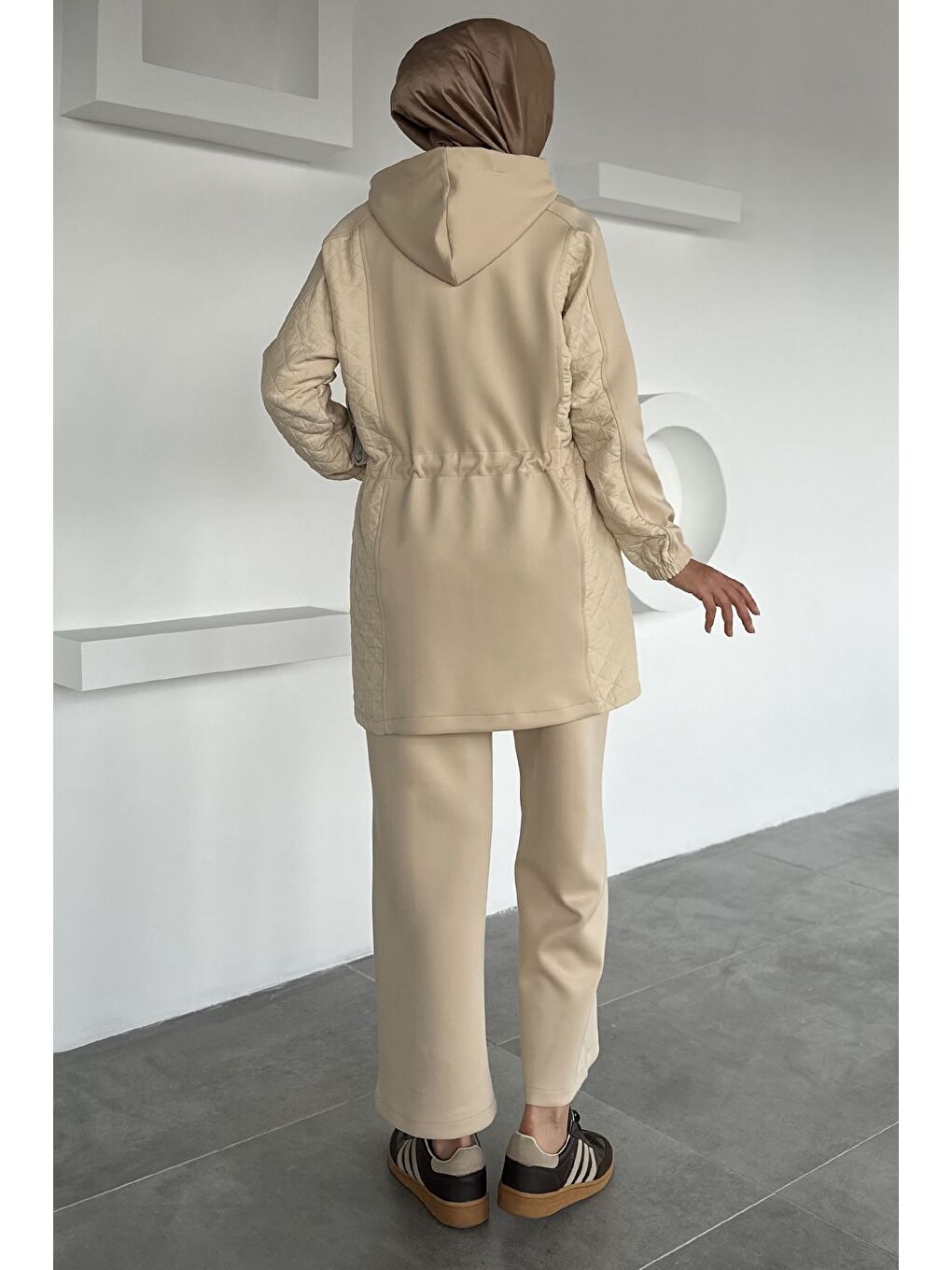 Bej Yan Kapitone Detaylı Kapüşonlu Tesettür Tunik Pantolon İkili Takım-7