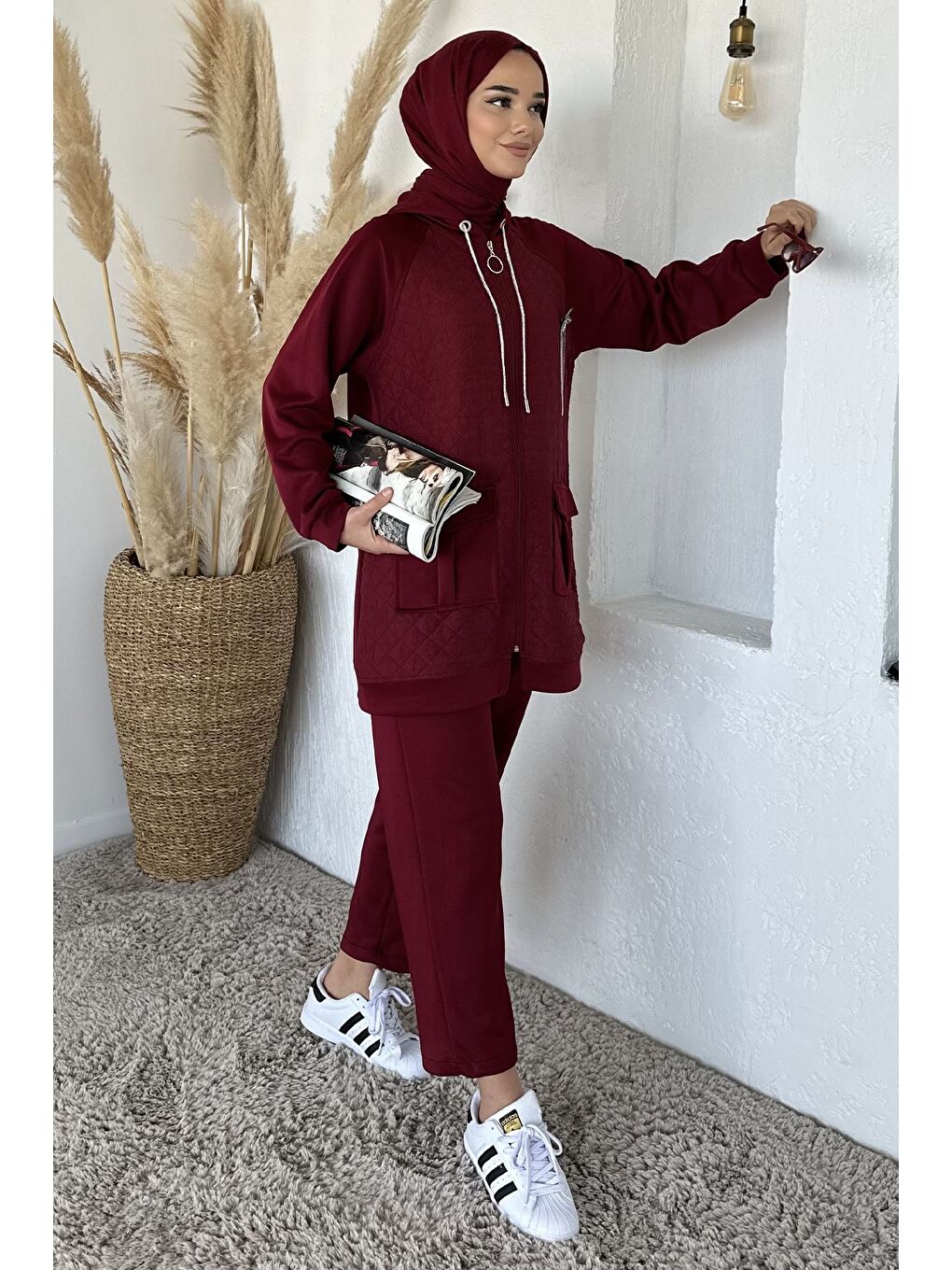 Bordo Kapitoneli Broş Detaylı Kapüşonlu Tesettür Tunik Bel Lastikli Pantolon İkili Takım
