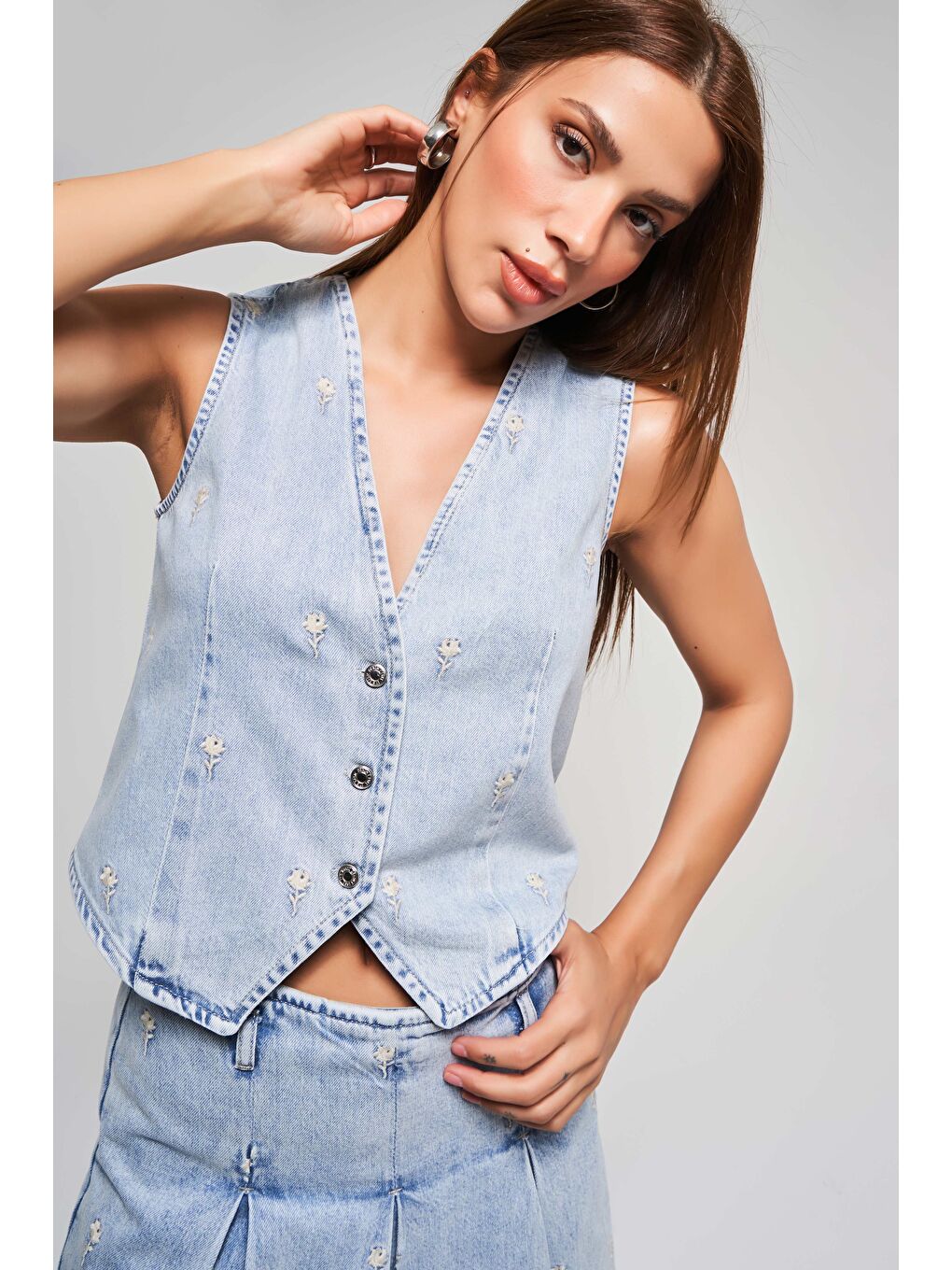 Mavi Kadın Jean Rengi 3s5-3 Çiçek Nakışlı Önü Düğmeli Sıfır Kol Tasarım Denim Yelek