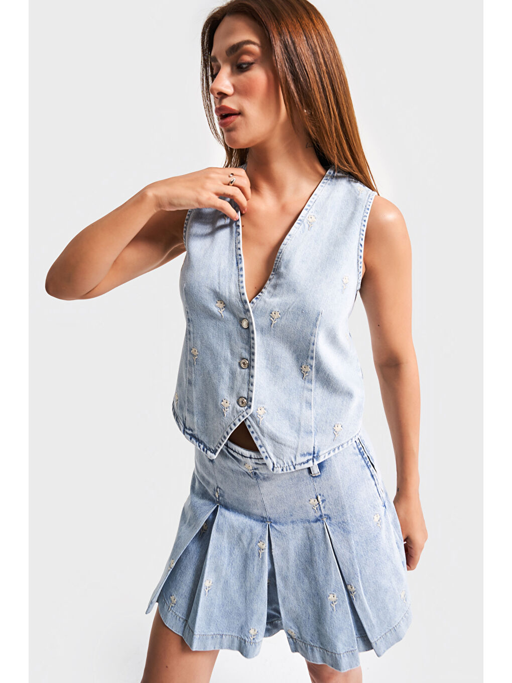 Mavi Kadın Jean Rengi 3s5-3 Çiçek Nakışlı Önü Düğmeli Sıfır Kol Tasarım Denim Yelek-2