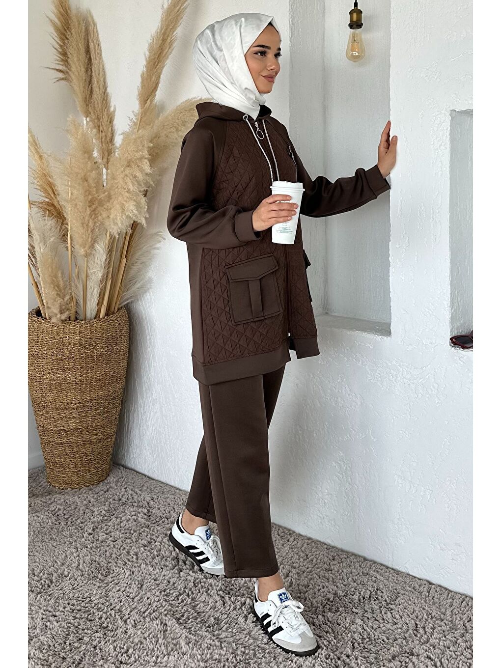 Kahverengi Kapitoneli Broş Detaylı Kapüşonlu Tesettür Tunik Bel Lastikli Pantolon İkili Takım