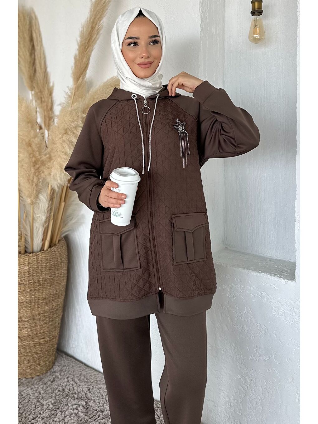 Kahverengi Kapitoneli Broş Detaylı Kapüşonlu Tesettür Tunik Bel Lastikli Pantolon İkili Takım-2